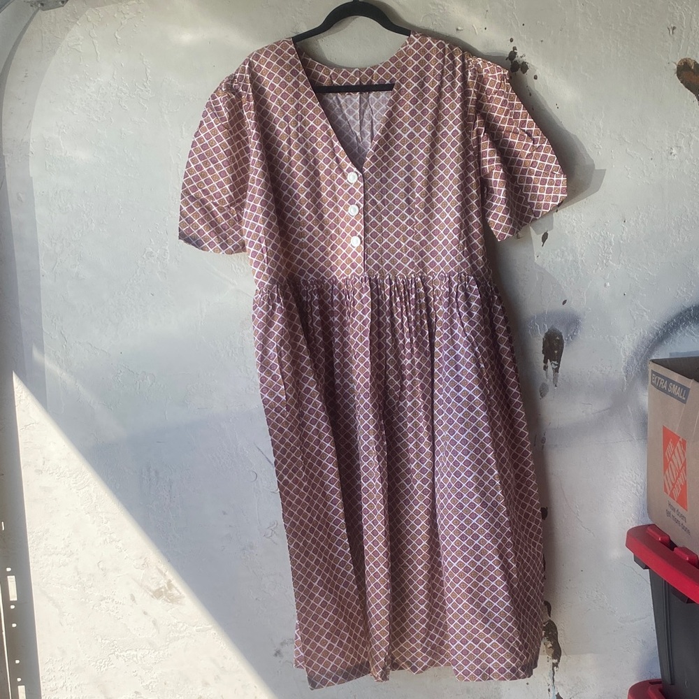 Elegant Button-Front Midi Dress in Pink